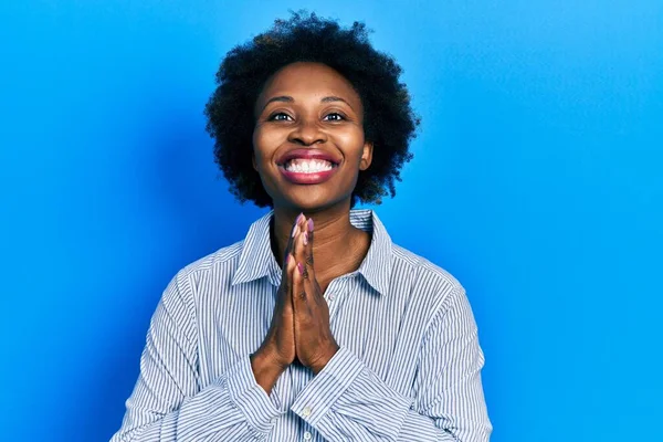 Ung Afrikansk Amerikansk Kvinna Klädd Vardagliga Kläder Med Händerna Tillsammans — Stockfoto