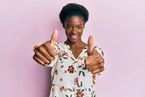 Junge Afrikanisch Amerikanische Mädchen Lässiger Kleidung Die Positive Geste Mit — Stockfoto