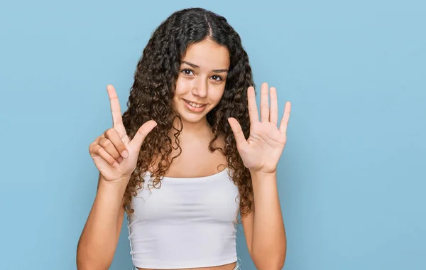 Adolescente Hispana Chica Usando Ropa Casual Mostrando Señalando Hacia Arriba — Foto de Stock