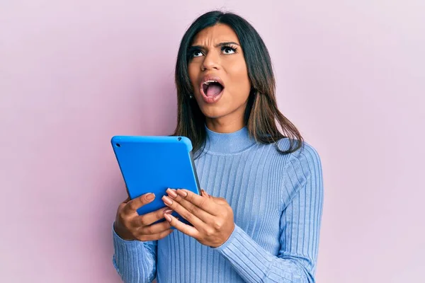Jong Latijn Transseksueel Transgender Vrouw Met Behulp Van Touchpad Apparaat — Stockfoto