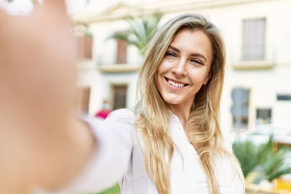 Krásná Blondýnka Žena Usměvavá Šťastný Venku Slunný Den Přičemž Selfie — Stock fotografie