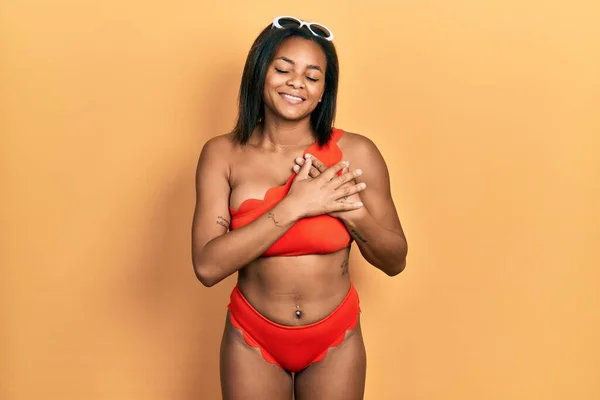 Giovane Ragazza Afroamericana Bikini Sorridente Con Mani Sul Petto Con — Foto Stock