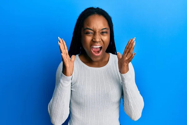 Mulher Afro Americana Com Cabelo Trançado Vestindo Camisola Branca Casual — Fotografia de Stock