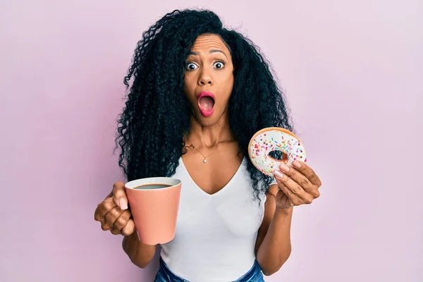 Middelbare Leeftijd Afrikaanse Amerikaanse Vrouw Eten Donut Het Drinken Van — Stockfoto