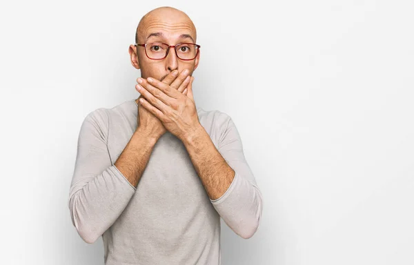 Pria Botak Dengan Jenggot Mengenakan Pakaian Kasual Dan Kacamata Terkejut — Stok Foto