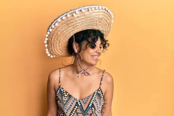 Ung Latinamerikansk Kvinna Håller Mexikansk Hatt Tittar Bort Till Sidan — Stockfoto
