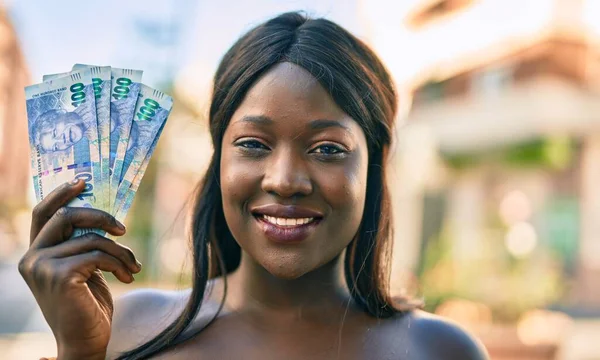 Νεαρή Αφροαμερικανή Γυναίκα Χαμογελά Ευτυχισμένη Κρατώντας Νότια Αφρική Στην Πόλη — Φωτογραφία Αρχείου