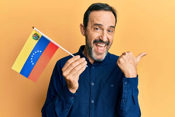 Medelåldern Hispanic Man Håller Venezuelan Flagga Pekar Tummen Upp Till — Stockfoto