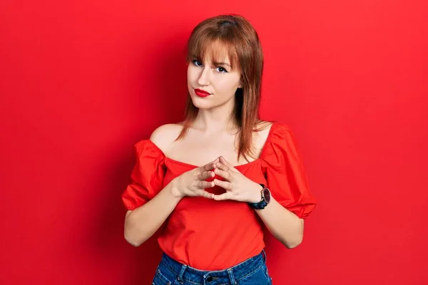 Κοκκινομάλλα Νεαρή Γυναίκα Φορώντας Casual Κόκκινο Shirt Χέρια Μαζί Και — Φωτογραφία Αρχείου