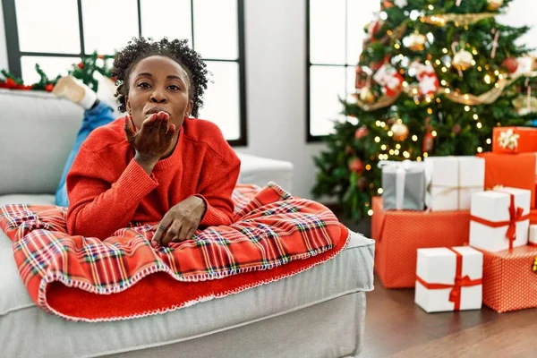 Jovem Afro Americana Deitada Sofá Perto Árvore Natal Olhando Para — Fotografia de Stock