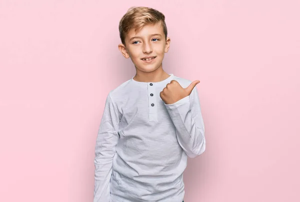 Liten Kaukasiska Pojke Unge Bär Casual Kläder Ler Med Glada — Stockfoto