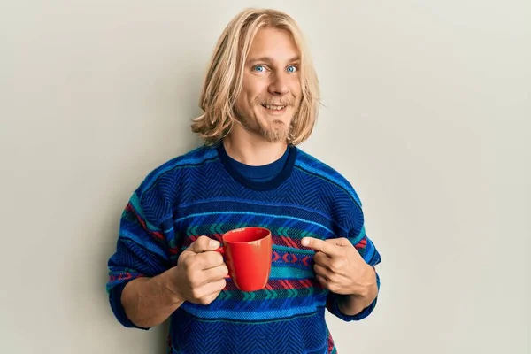 Λευκός Νεαρός Άνδρας Μακριά Μαλλιά Πίνει Ένα Φλιτζάνι Καφέ Χαμογελώντας — Φωτογραφία Αρχείου