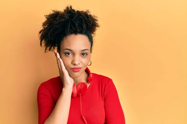 Jeune Fille Afro Américaine Écoutant Musique Aide Écouteurs Pensant Fatigué — Photo