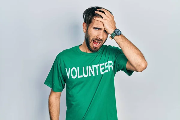 Jovem Hispânico Vestindo Camiseta Voluntária Surpreso Com Mão Cabeça Por — Fotografia de Stock