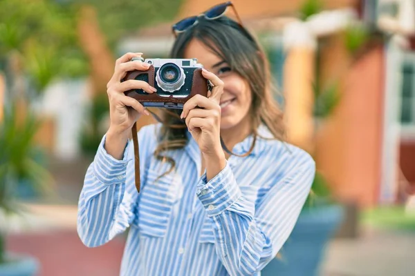 Joven Turista Hispana Sonriendo Feliz Usando Una Cámara Vintage Ciudad — Foto de Stock