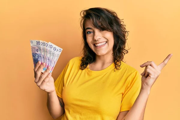 Молода Іспаномовна Жінка Тримає Польських Злотих Банкнот Посміхаючись Щасливо Вказуючи — стокове фото