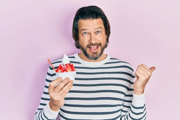 Middelbare Leeftijd Blanke Man Eten Aardbei Ijs Duim Wijzen Naar — Stockfoto