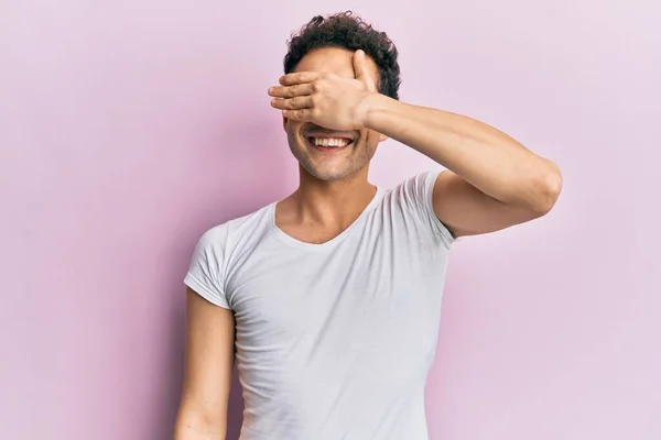 Homem Bonito Jovem Vestindo Casual Shirt Branca Sorrindo Rindo Com — Fotografia de Stock