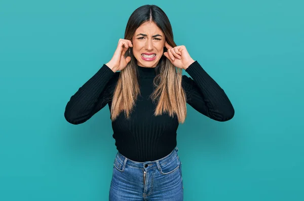 Jonge Spaanse Vrouw Draagt Casual Kleding Die Oren Bedekt Met — Stockfoto