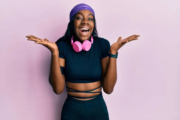 Jovem Afro Americana Vestindo Roupas Ginástica Usando Fones Ouvido Celebrando — Fotografia de Stock