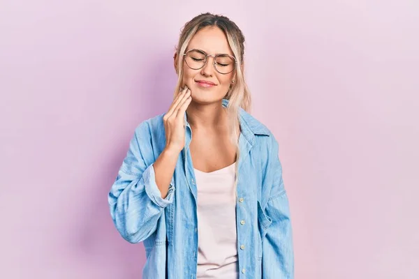 Hermosa Mujer Rubia Joven Con Ropa Casual Gafas Tocando Boca —  Fotos de Stock