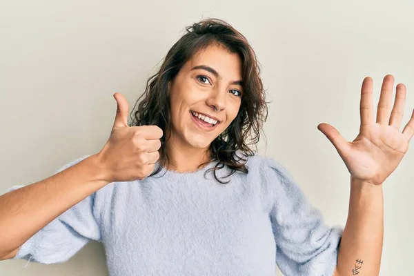 Giovane Donna Ispanica Indossa Casual Maglione Invernale Mostrando Indicando Con — Foto Stock