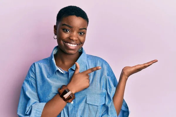 Jovem Afro Americana Vestindo Roupas Casuais Maravilhada Sorrindo Para Câmera — Fotografia de Stock