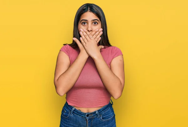 Menina Hispânica Jovem Vestindo Shirt Casual Chocado Cobrindo Boca Com — Fotografia de Stock