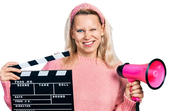 Junge Kaukasische Frau Mit Videofilm Klapptafel Und Megafon Zwinkernd Die — Stockfoto