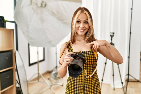 Joven Fotógrafa Caucásica Sosteniendo Cámara Profesional Estudio Fotografía Apuntando Con — Foto de Stock