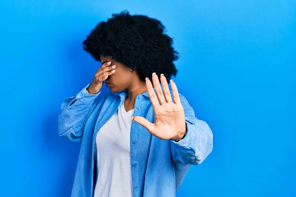 Mujer Afroamericana Joven Vestida Con Ropa Casual Cubriendo Los Ojos —  Fotos de Stock