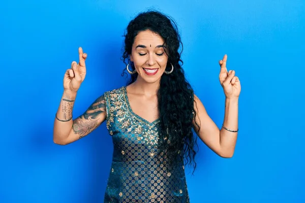 Young Woman Wearing Bindi Traditional Kurta Dress Gesturing Finger Crossed — Stock Photo, Image