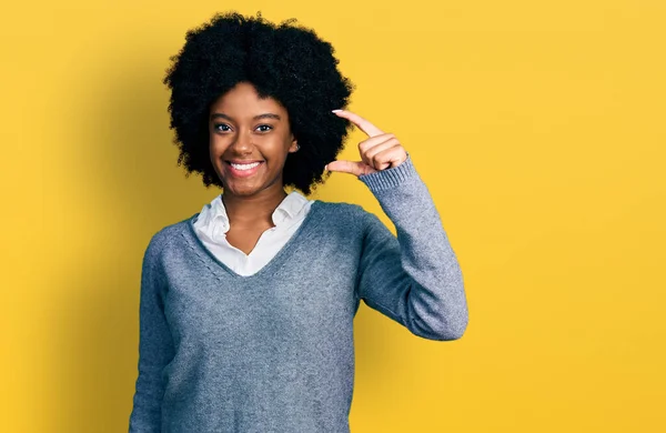 Jonge Afro Amerikaanse Vrouw Draagt Zakelijke Kleding Glimlachend Zelfverzekerd Gebaar — Stockfoto