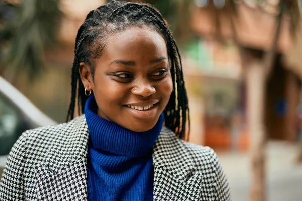 Joven Mujer Negocios Afroamericana Sonriendo Feliz Pie Ciudad —  Fotos de Stock