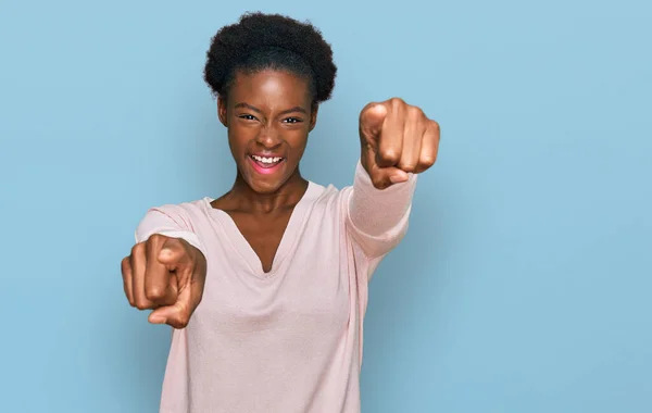 Mladá Afro Americká Dívka Nosí Ležérní Oblečení Ukazuje Vás Fotoaparát — Stock fotografie