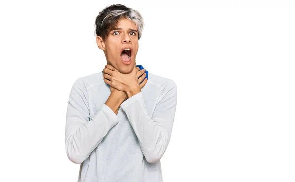 Young Hispanic Man Wearing Casual Clothes Shouting Suffocate Because Painful — Stock Photo, Image