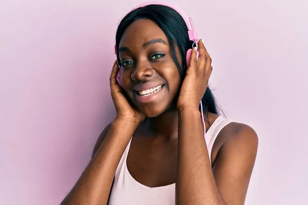 Young African American Woman Listening Music Using Headphones Looking Positive — Stock Photo, Image