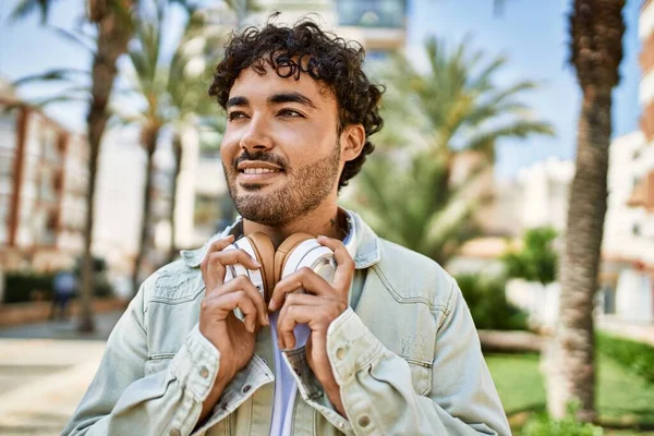 Schöner Hispanischer Mann Mit Bart Der Einem Sonnigen Tag Freien — Stockfoto