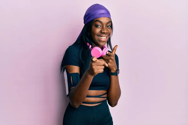 Genç Afro Amerikalı Kadın Spor Kıyafetleri Giyip Kulaklık Takıyor Kameraya — Stok fotoğraf