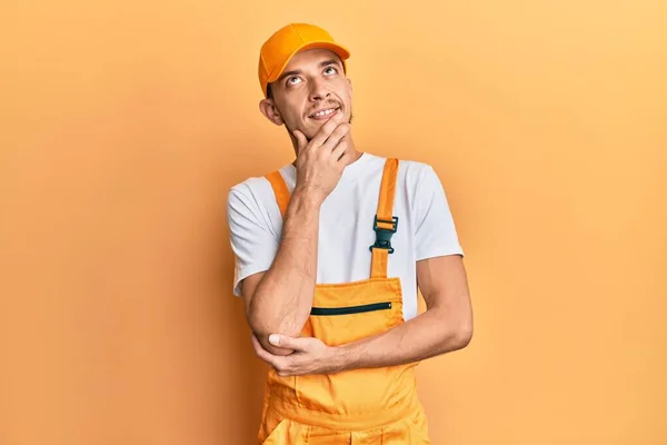 Hispanic Ung Man Bär Händig Uniform Med Hand Hakan Tänker — Stockfoto