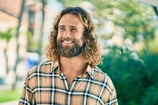 Joven Hombre Caucásico Con Pelo Largo Sonriendo Feliz Parque —  Fotos de Stock