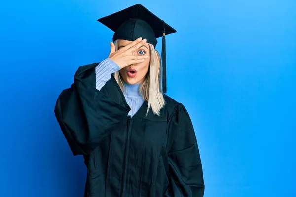 Mooie Blonde Vrouw Dragen Graduation Cap Ceremonie Badjas Gluren Shock — Stockfoto