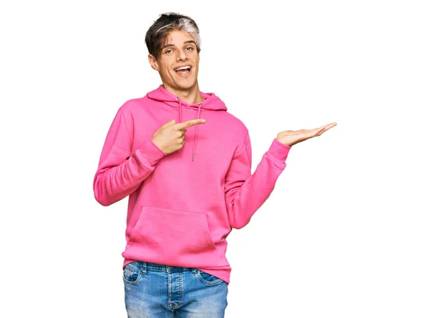 Jonge Spaanse Man Draagt Casual Roze Sweatshirt Verbaasd Glimlachend Naar — Stockfoto