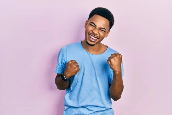 Jeune Homme Afro Américain Portant Shirt Bleu Décontracté Célébrant Surpris — Photo