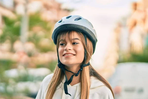 Blank Sportief Tiener Meisje Glimlachen Gelukkig Dragen Fiets Helm Stad — Stockfoto