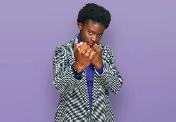 Jovem Afro Americana Vestindo Roupas Casuais Prontas Para Lutar Com — Fotografia de Stock