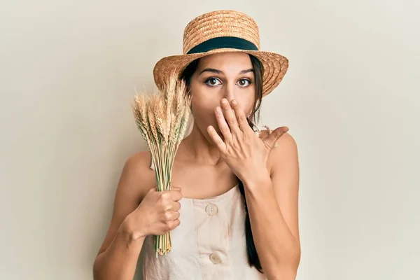 Giovane Donna Ispanica Che Indossa Cappello Estivo Tenendo Punta Grano — Foto Stock