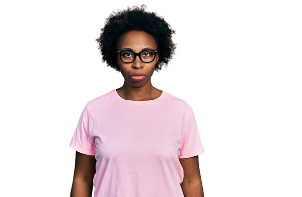 Afroamerykanka Afro Włosy Luźnych Ubraniach Okularach Przygnębiony Martwić Się Stres — Zdjęcie stockowe