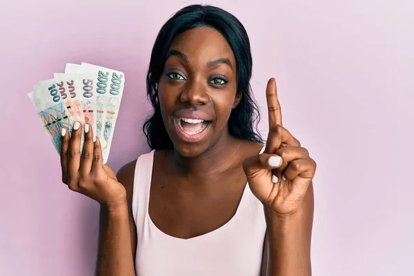 Joven Mujer Afroamericana Sosteniendo Billetes Coronas Checas Sonriendo Con Una — Foto de Stock