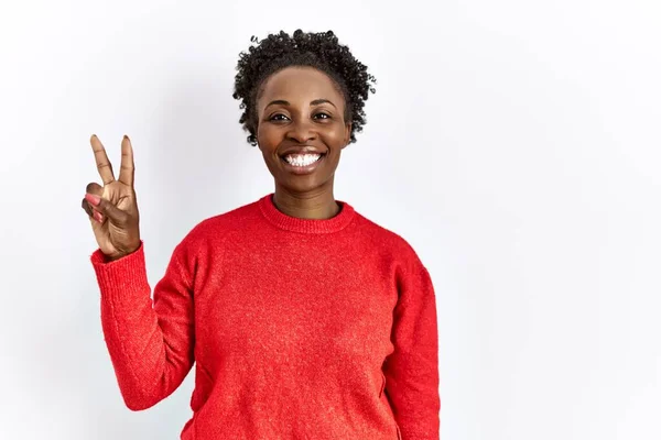 Joven Mujer Afroamericana Vistiendo Ropa Casual Sobre Fondo Aislado Mostrando — Foto de Stock